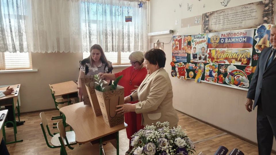 Зинаида Наден: Сегодня совместно с Председателем Совета муниципального округа м. о. Краснодонский Владимиром Шавлай приняла участие в торжественной линейке, посвященной Дню знаний в Новосветловской средней школе №37 Зинаида Наден: Сегодня совместно с Председателем Совета муниципального округа м. о. Краснодонский Владимиром Шавлай приняла участие в торжественной линейке, посвященной Дню знаний в Новосветловской средней школе №37