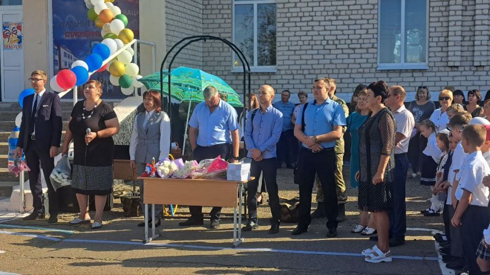 1 сентября в "Станично-Луганской средней школе имени Грекова П.М." прошла торжественная линейка, посвященная Дню знаний 1 сентября в "Станично-Луганской средней школе имени Грекова П.М." прошла торжественная линейка, посвященная Дню знаний