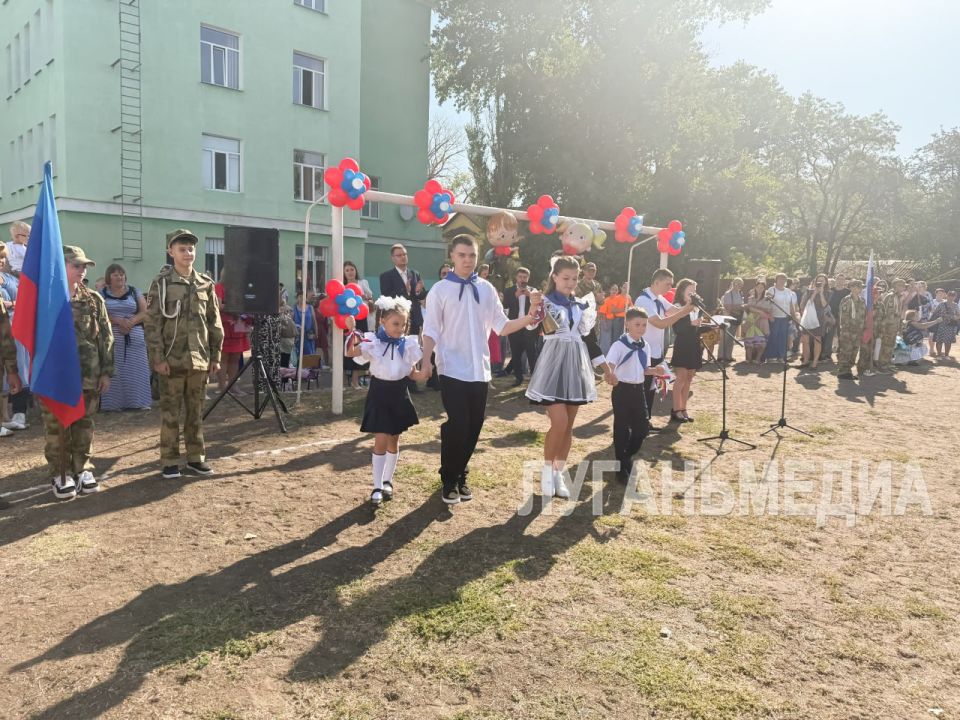 Торжественная линейка прошла в луганской школе № 25 Торжественная линейка прошла в луганской школе № 25