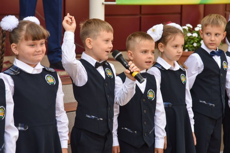 Ольга Бас: Дорогие друзья!. Сегодня мы отмечаем начало нового учебного года, и я хочу поздравить всех вас: наших замечательных детей, преданных учителей и заботливых родителей Ольга Бас: Дорогие друзья!. Сегодня мы отмечаем начало нового учебного года, и я хочу поздравить всех вас: наших замечательных детей, преданных учителей и заботливых родителей
