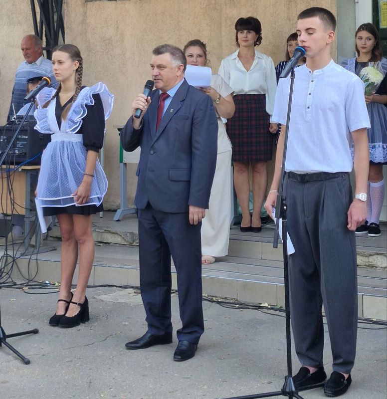 1 сентября депутаты Совета городского округа города Луганска традиционно посетили линейки, посвященные Дню знаний, в учреждениях образования своих депутатских округов 1 сентября депутаты Совета городского округа города Луганска традиционно посетили линейки, посвященные Дню знаний, в учреждениях образования своих депутатских округов