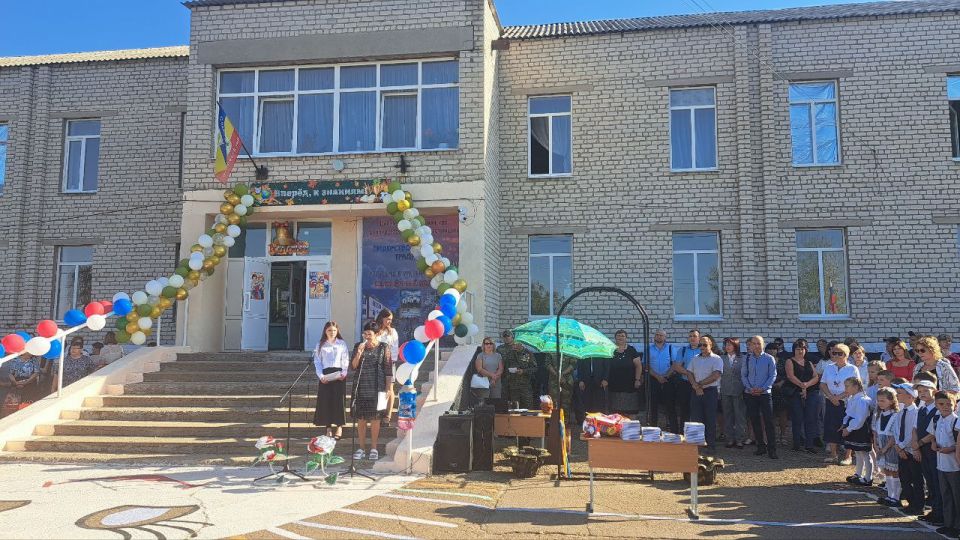 1 сентября в "Станично-Луганской средней школе имени Грекова П.М." прошла торжественная линейка, посвященная Дню знаний 1 сентября в "Станично-Луганской средней школе имени Грекова П.М." прошла торжественная линейка, посвященная Дню знаний