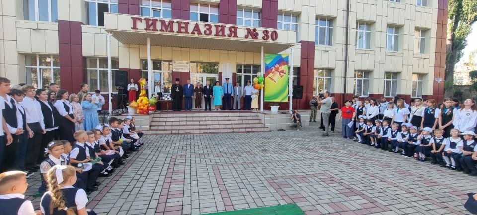 Виктор Водолацкий: Сегодня, рабочий день на территории Луганской Народной Республики начался с торжественной линейки, посвященной Дню Знаний и началу учебного года в гимназии №30 имени Надежды Фесенко в городе Луганске Виктор Водолацкий: Сегодня, рабочий день на территории Луганской Народной Республики начался с торжественной линейки, посвященной Дню Знаний и началу учебного года в гимназии №30 имени Надежды Фесенко в городе Луганске