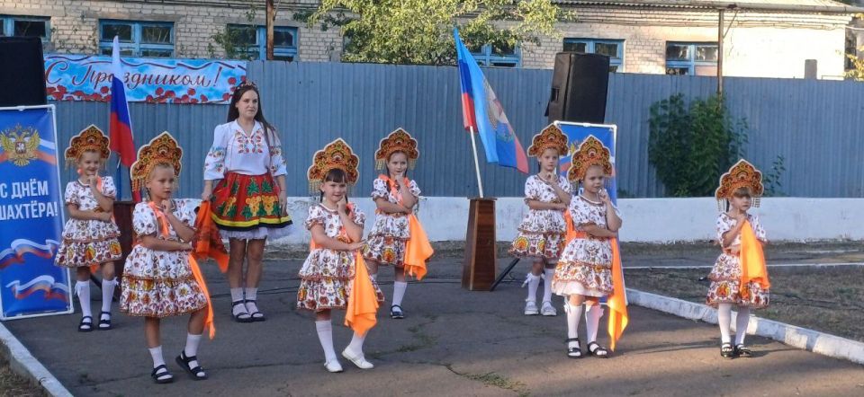 В центральном сквере посёлка городского типа Дубовский, состоялся праздничный концерт «Мой славный край шахтёрский», посвящённый Дню шахтёра и Дню посёлка В центральном сквере посёлка городского типа Дубовский, состоялся праздничный концерт «Мой славный край шахтёрский», посвящённый Дню шахтёра и Дню посёлка