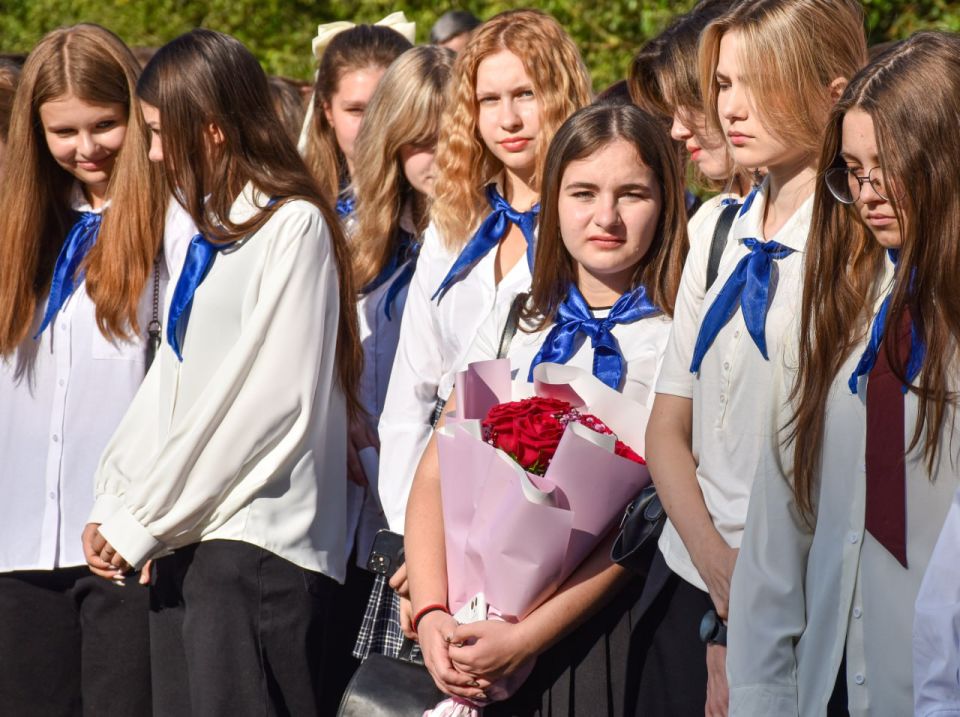 Первый звонок. Линейка, посвященная началу учебного года, в луганской школе № 25 имени М. С. Лиховида, прошла под названием «Старт к вершинам знаний» Первый звонок. Линейка, посвященная началу учебного года, в луганской школе № 25 имени М. С. Лиховида, прошла под названием «Старт к вершинам знаний»