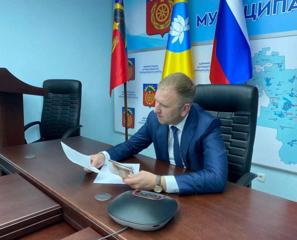Первый заместитель главы Администрации Антрацитовского МО Марат Гайсин совместно с представителями структурных подразделений Администрации, муниципальных унитарных предприятий и руководителями учреждений и предприятий города... Первый заместитель главы Администрации Антрацитовского МО Марат Гайсин совместно с представителями структурных подразделений Администрации, муниципальных унитарных предприятий и руководителями учреждений и предприятий города...