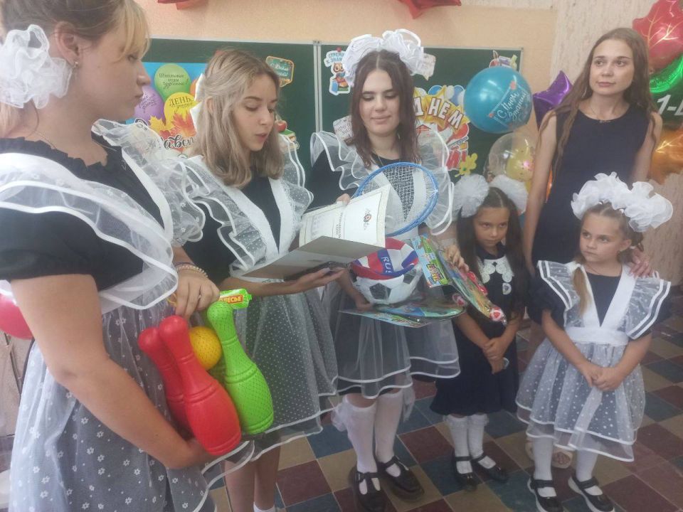 Первоклассникам Алчевска вручены подарки от Главы Луганской Народной Республики Первоклассникам Алчевска вручены подарки от Главы Луганской Народной Республики