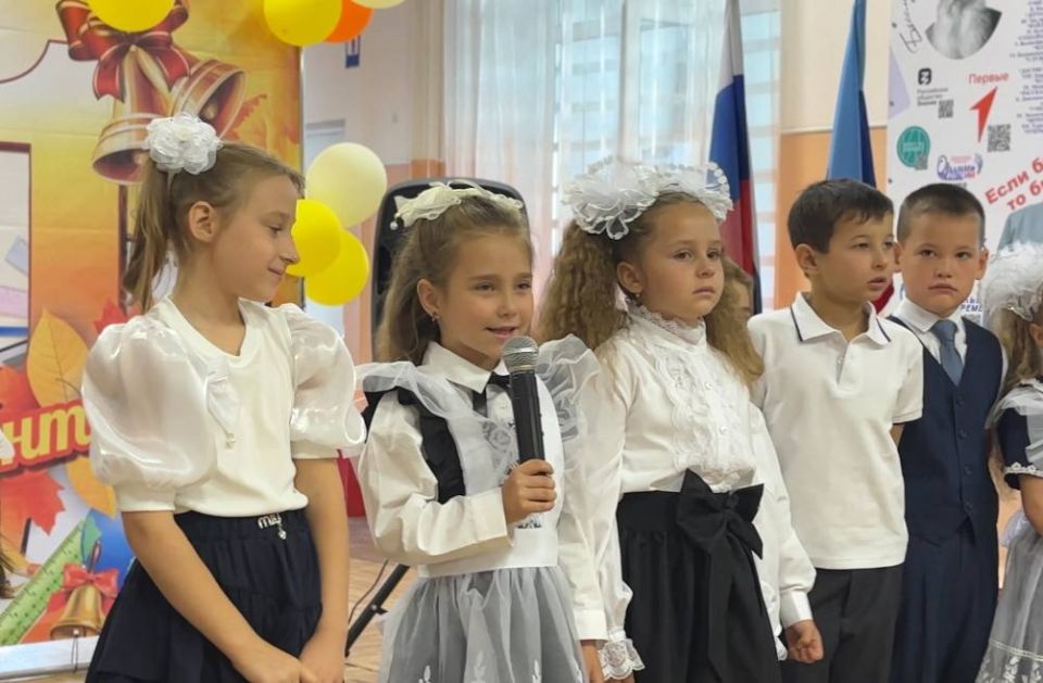С ДНЁМ ЗНАНИЙ!. Сегодня во всех школах нашего округа прошли торжественные линейки, посвящённые началу нового учебного года С ДНЁМ ЗНАНИЙ!. Сегодня во всех школах нашего округа прошли торжественные линейки, посвящённые началу нового учебного года