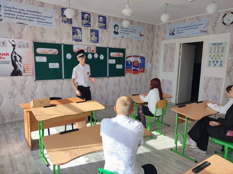 В День знаний сотрудники Госавтоинспекции ОМВД России «Новоайдарсаий» поздравили всех с началом учебного года и напомнили детям и взрослым о соблюдении Правил Дорожного Движения В День знаний сотрудники Госавтоинспекции ОМВД России «Новоайдарсаий» поздравили всех с началом учебного года и напомнили детям и взрослым о соблюдении Правил Дорожного Движения