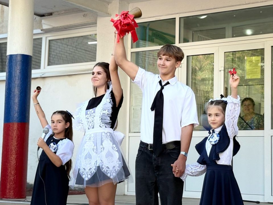 С ДНЁМ ЗНАНИЙ!. Сегодня во всех школах нашего округа прошли торжественные линейки, посвящённые началу нового учебного года С ДНЁМ ЗНАНИЙ!. Сегодня во всех школах нашего округа прошли торжественные линейки, посвящённые началу нового учебного года