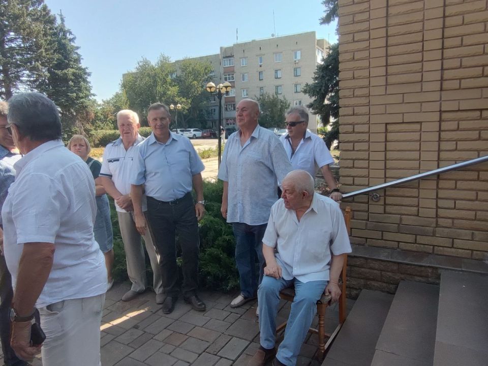 Представители шахтерской профессии встретились возле здания ГП «Донбассантрацит» и поздравили коллег с Днём шахтера, посетили службу в часовне Святой Варвары и возложили цветы к памятнику погибшим шахтерам Представители шахтерской профессии встретились возле здания ГП «Донбассантрацит» и поздравили коллег с Днём шахтера, посетили службу в часовне Святой Варвары и возложили цветы к памятнику погибшим шахтерам