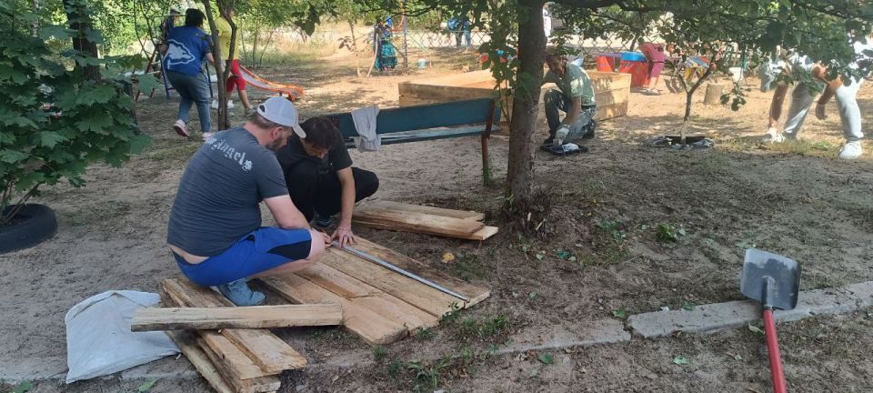 «Единая Россия» в Рубежном продолжает приводить в порядок детские площадки в рамках акции «Яркое детство» «Единая Россия» в Рубежном продолжает приводить в порядок детские площадки в рамках акции «Яркое детство»