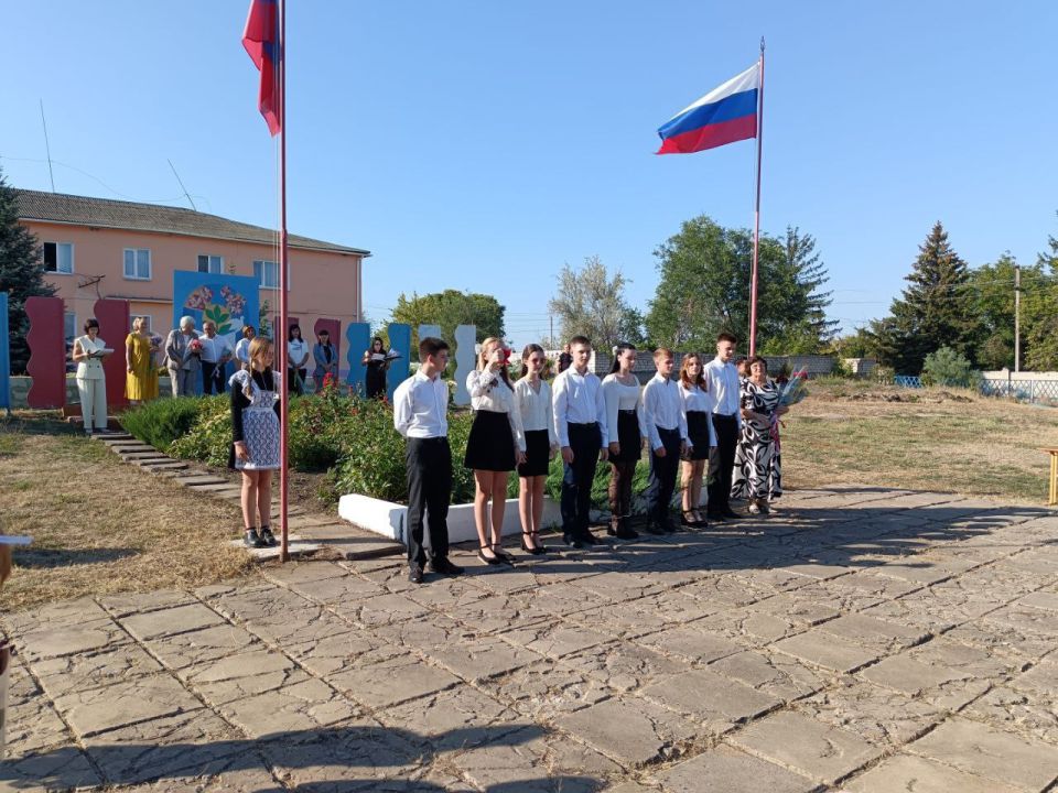 В школах Славяносербщины прошли праздничные линейки В школах Славяносербщины прошли праздничные линейки