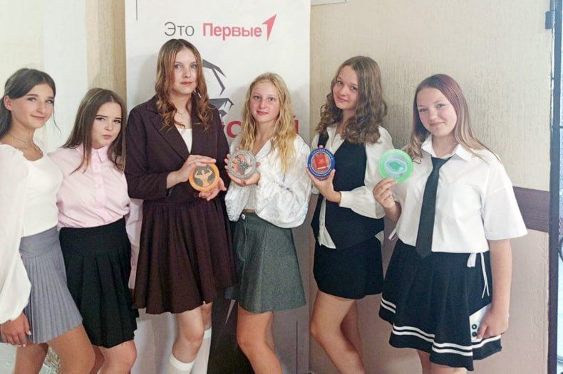 Медали «Луганский характер» получили учащиеся школ Свердловского муниципалитета Медали «Луганский характер» получили учащиеся школ Свердловского муниципалитета
