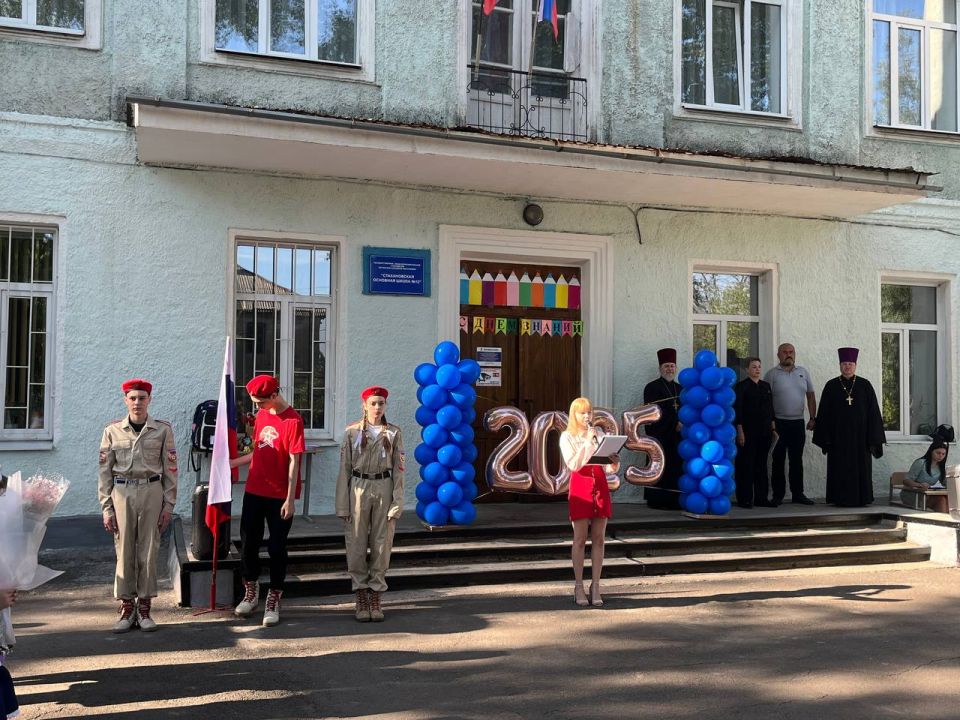 Депутаты и активисты Стахановского местного отделения партии «Единая Россия» посетили торжественные линейки Депутаты и активисты Стахановского местного отделения партии «Единая Россия» посетили торжественные линейки