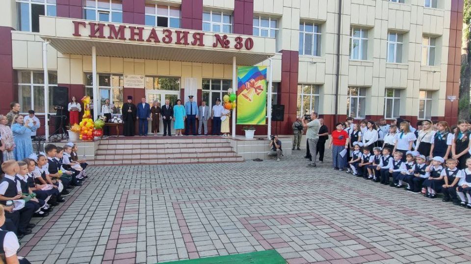 Депутат Госдумы Виктор Водолацкий поздравил учащихся гимназии №30 с Днем знаний Депутат Госдумы Виктор Водолацкий поздравил учащихся гимназии №30 с Днем знаний