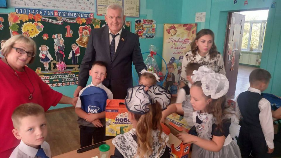 Владимир Шавлай: Посетил Новосветловскую среднюю школу № 37, чтобы поздравить всех ребят с долгожданным началом учебного года Владимир Шавлай: Посетил Новосветловскую среднюю школу № 37, чтобы поздравить всех ребят с долгожданным началом учебного года