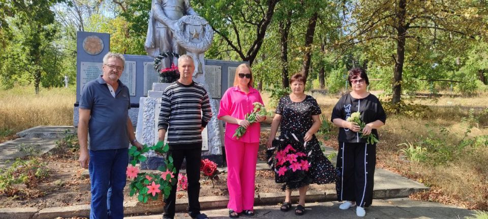 Первого сентября в День освобождения города Красный Луч от немецко-фашистских захватчиков на Братских могилах и мемориалах округа, в память обо всех погибших защитниках и освободителях, прошли церемонии возложения цветов и... Первого сентября в День освобождения города Красный Луч от немецко-фашистских захватчиков на Братских могилах и мемориалах округа, в память обо всех погибших защитниках и освободителях, прошли церемонии возложения цветов и...