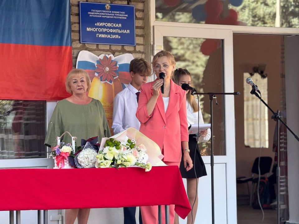Кировские единороссы приняли участие в торжественных линейках в День знаний и поздравили всех с началом учебного года Кировские единороссы приняли участие в торжественных линейках в День знаний и поздравили всех с началом учебного года