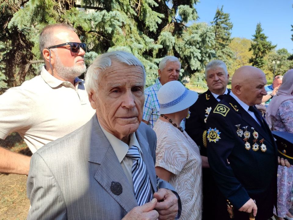 Представители шахтерской профессии встретились возле здания ГП «Донбассантрацит» и поздравили коллег с Днём шахтера, посетили службу в часовне Святой Варвары и возложили цветы к памятнику погибшим шахтерам Представители шахтерской профессии встретились возле здания ГП «Донбассантрацит» и поздравили коллег с Днём шахтера, посетили службу в часовне Святой Варвары и возложили цветы к памятнику погибшим шахтерам