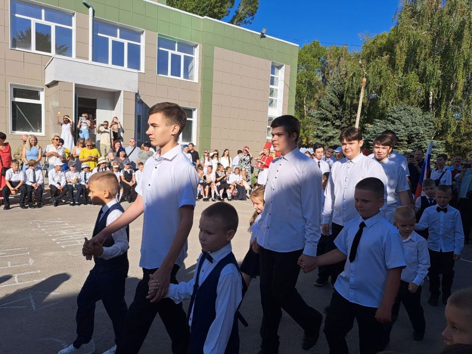 Букеты цветов, банты и шары, радостные первоклассники и взволнованные родители – сегодня во всех школах и гимназиях города прошли торжественные линейки, посвященные празднику Первого звонка Букеты цветов, банты и шары, радостные первоклассники и взволнованные родители – сегодня во всех школах и гимназиях города прошли торжественные линейки, посвященные празднику Первого звонка