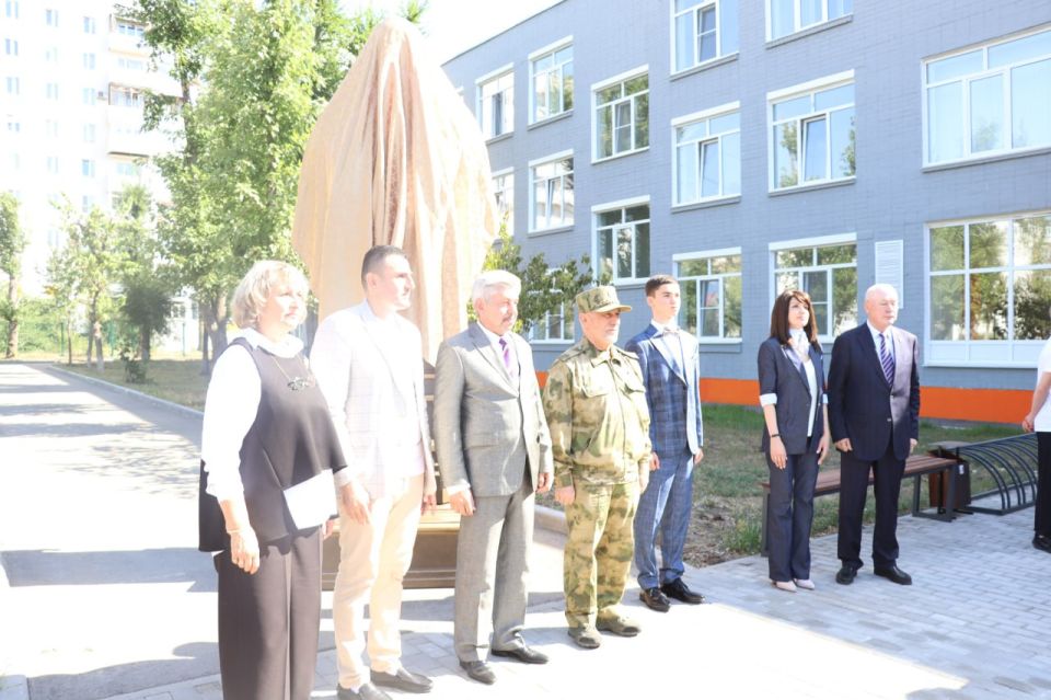 В Северодонецкой школе № 17 торжественно открыт бюст Феликса Эдмундовича Дзержинского В Северодонецкой школе № 17 торжественно открыт бюст Феликса Эдмундовича Дзержинского