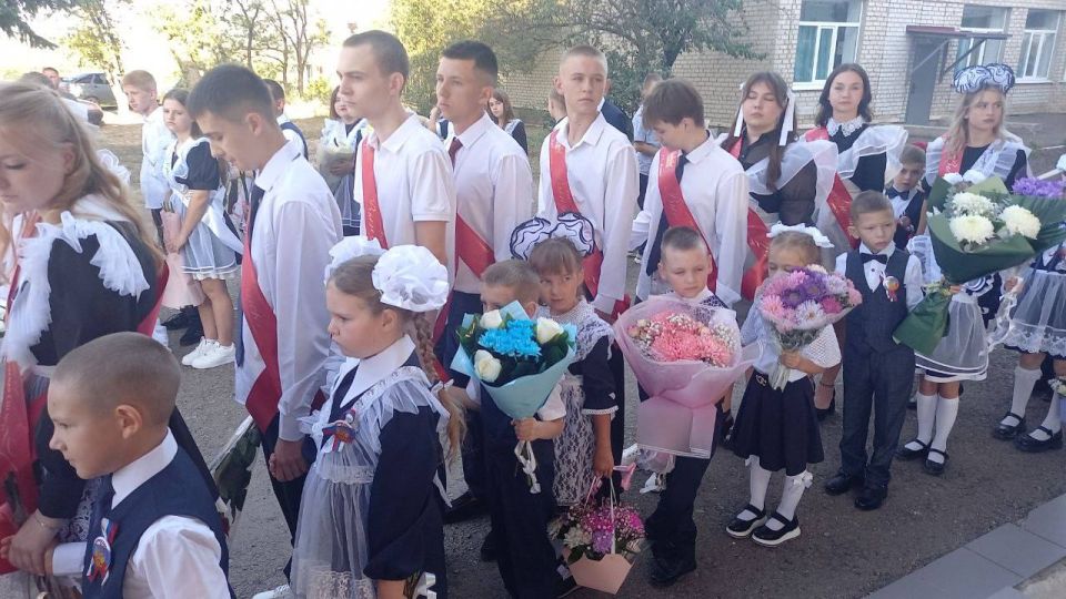 Владимир Шавлай: Посетил Новосветловскую среднюю школу № 37, чтобы поздравить всех ребят с долгожданным началом учебного года Владимир Шавлай: Посетил Новосветловскую среднюю школу № 37, чтобы поздравить всех ребят с долгожданным началом учебного года