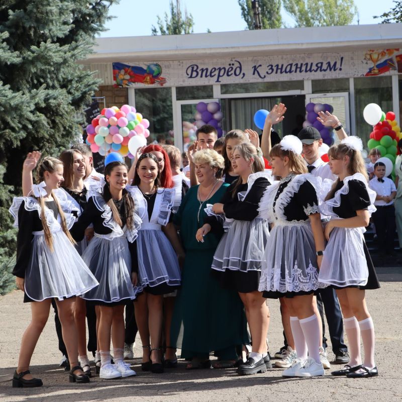 Сегодня, в День знаний, посетила две торжественные линейки — в школе № 18 имени В. Болотова и в школе № 9 имени А. Стаханова Сегодня, в День знаний, посетила две торжественные линейки — в школе № 18 имени В. Болотова и в школе № 9 имени А. Стаханова