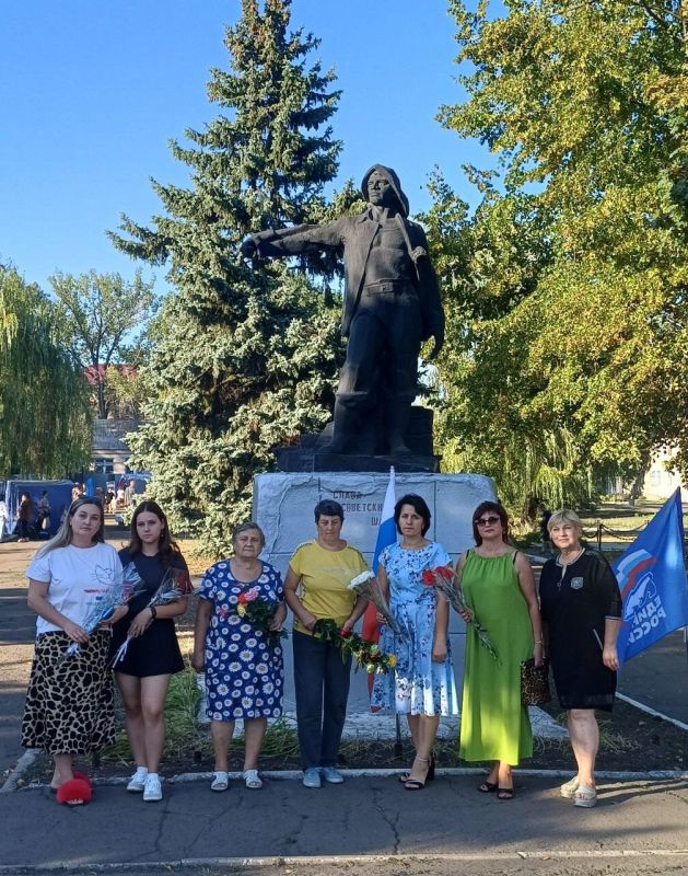 В шахтёрском посёлке Дубовский делегации поселковой администрации, организаций, учебных учреждений, представители общественности традиционно возложили цветы к памятнику «Сын Донбасса», к мемориальной доске Героя... В шахтёрском посёлке Дубовский делегации поселковой администрации, организаций, учебных учреждений, представители общественности традиционно возложили цветы к памятнику «Сын Донбасса», к мемориальной доске Героя...
