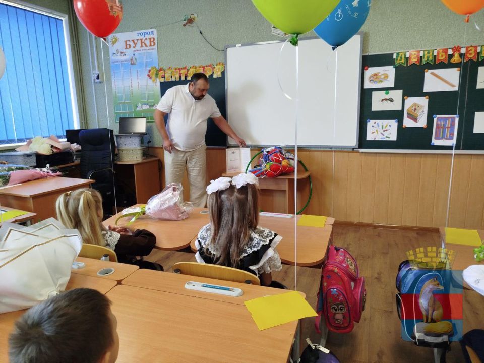 Первоклассники Лисичанска получили подарки от Леонида Пасечника Первоклассники Лисичанска получили подарки от Леонида Пасечника