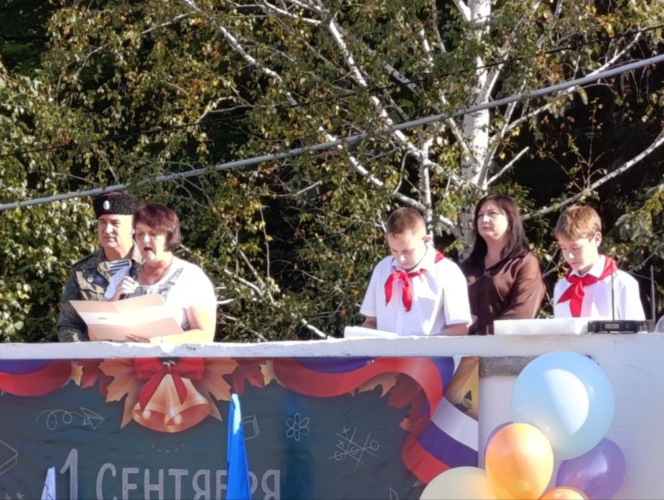 В школах Славяносербщины прошли праздничные линейки В школах Славяносербщины прошли праздничные линейки