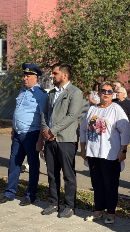 ДЕНЬ ЗНАНИЙ В ЛУГАНСКОЙ ШКОЛЕ ДЕНЬ ЗНАНИЙ В ЛУГАНСКОЙ ШКОЛЕ