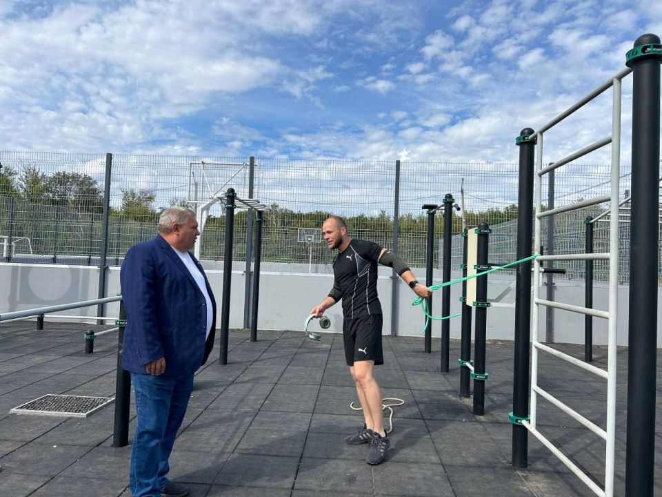 Безопасный спорт: в Красном Луче партийцы проверили футбольное поле Безопасный спорт: в Красном Луче партийцы проверили футбольное поле