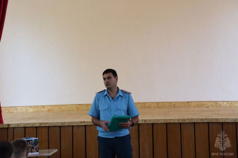 Сотрудники МЧС России по ЛНР провели урок безопасности в учебных учреждениях Стаханова Сотрудники МЧС России по ЛНР провели урок безопасности в учебных учреждениях Стаханова
