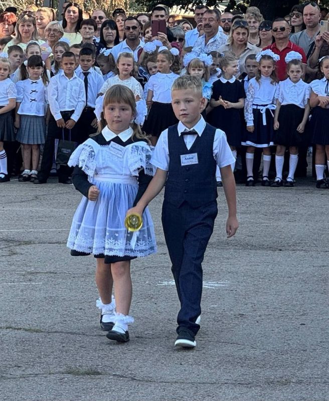 Вот и лето пролетело.... Вчера школьные дворы наполнились радостным шумом, заливистым звонком и морем цветов. 1 сентября — особенный день, полный волнения, улыбок и новых ожиданий! Для кого-то он станет первым шагом в... Вот и лето пролетело.... Вчера школьные дворы наполнились радостным шумом, заливистым звонком и морем цветов. 1 сентября — особенный день, полный волнения, улыбок и новых ожиданий! Для кого-то он станет первым шагом в...
