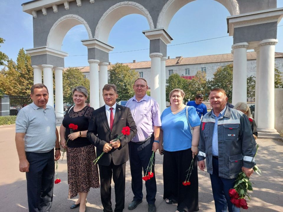 Роман Лысенко: Утром 2 сентября депутаты Совета городского округа город Алчевск возложили цветы к памятникам и мемориалам Великой Отечественной войны в память о великом событии - 82-й годовщине освобождения города от... Роман Лысенко: Утром 2 сентября депутаты Совета городского округа город Алчевск возложили цветы к памятникам и мемориалам Великой Отечественной войны в память о великом событии - 82-й годовщине освобождения города от...