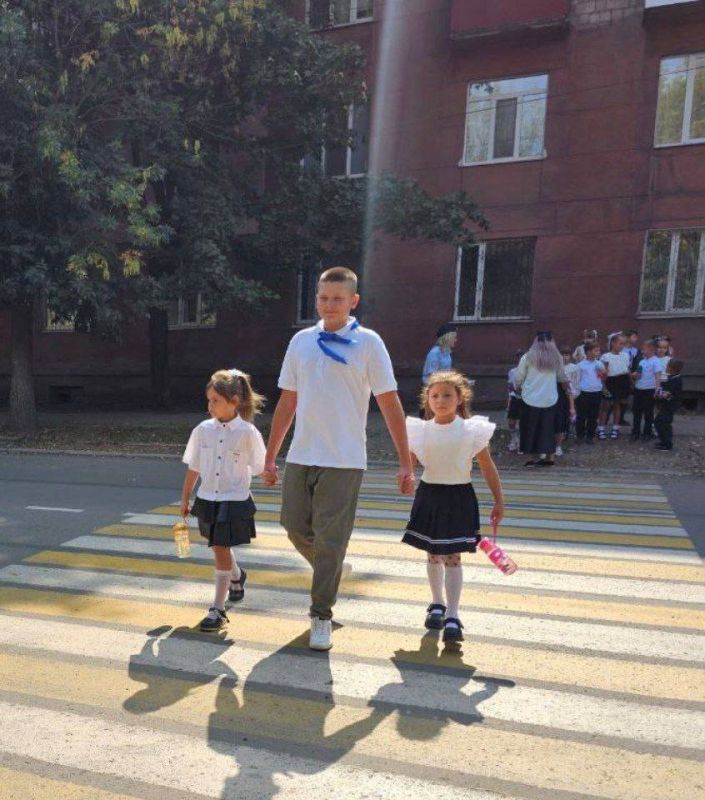 «Безопасный маршрут»: как первоклашки из Алчевска учились дружить с «зеброй» «Безопасный маршрут»: как первоклашки из Алчевска учились дружить с «зеброй»