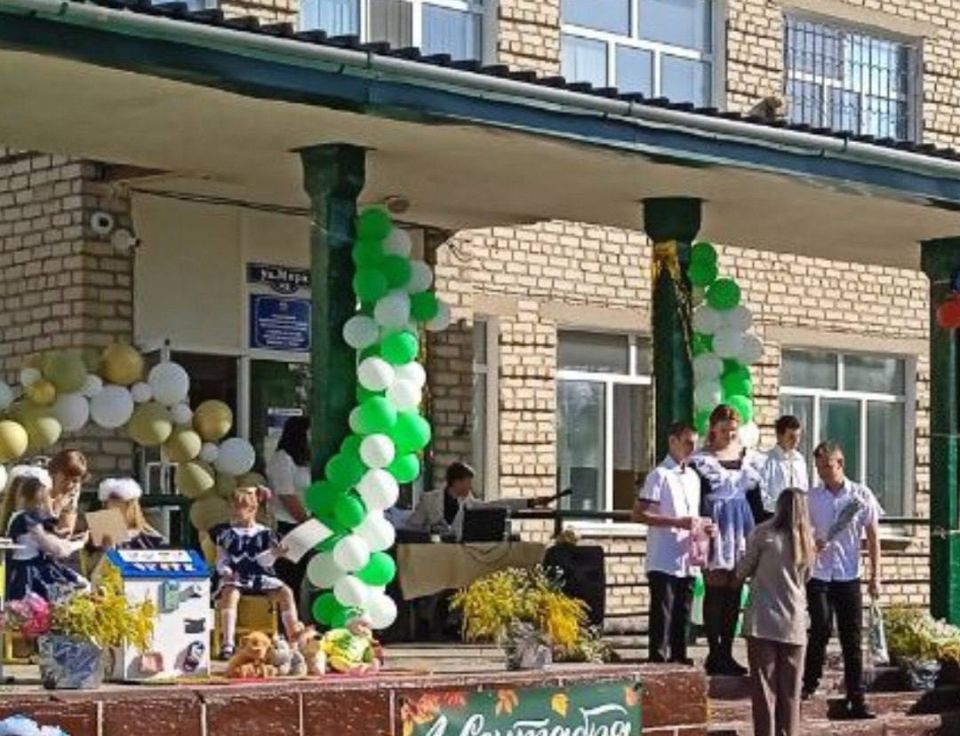 1 сентября - День знаний! Праздник книг, цветов, друзей, улыбок, света! Двери школы вновь распахнулись, чтобы дать старт новому учебному году! 1 сентября - День знаний! Праздник книг, цветов, друзей, улыбок, света! Двери школы вновь распахнулись, чтобы дать старт новому учебному году!