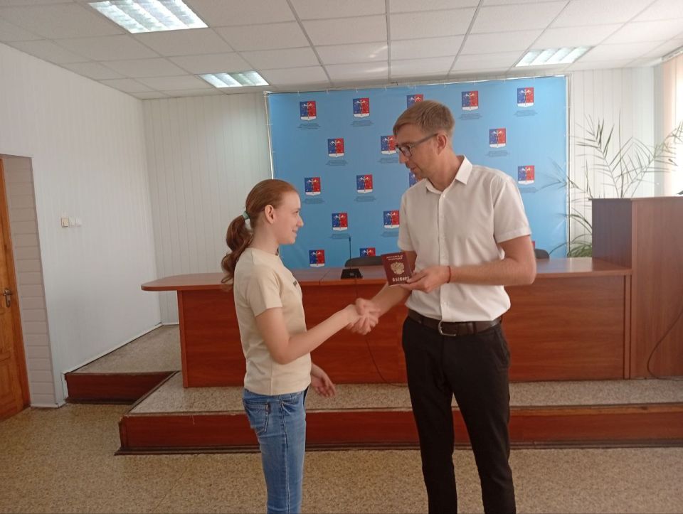 Альберт Зинченко: Торжественный день: ко Дню знаний ребята из Станично-Луганского округа получили свой первый и главный документ - паспорт гражданина Российской Федерации! Альберт Зинченко: Торжественный день: ко Дню знаний ребята из Станично-Луганского округа получили свой первый и главный документ - паспорт гражданина Российской Федерации!