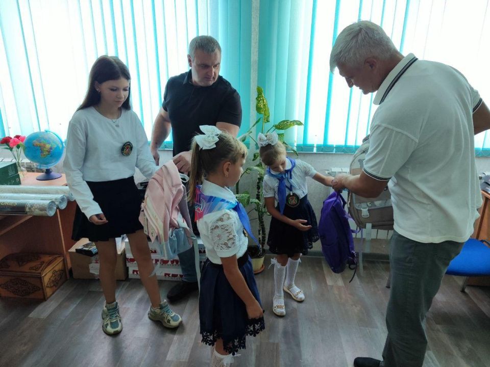 Ко Дню знаний школьники Брянки получили полезные подарки от региона-шефа — школьные рюкзаки со всем необходимым для учебы Ко Дню знаний школьники Брянки получили полезные подарки от региона-шефа — школьные рюкзаки со всем необходимым для учебы