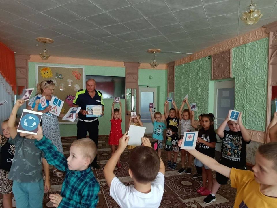 Сотрудники дорожной полиции проводят профилактические лекции с самыми маленькими участниками дорожного движения Сотрудники дорожной полиции проводят профилактические лекции с самыми маленькими участниками дорожного движения