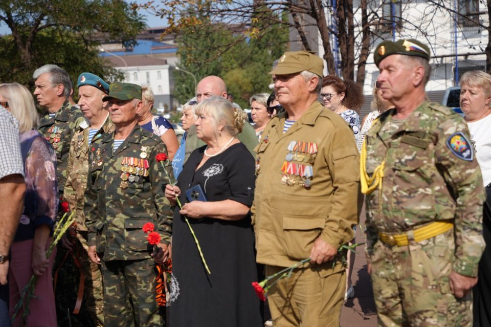 Утром 2 сентября депутаты Совета городского округа город Алчевск возложили цветы к памятникам и мемориалам Великой Отечественной войны в память о великом событии - 82-й годовщине освобождения города от немецко-фашистских... Утром 2 сентября депутаты Совета городского округа город Алчевск возложили цветы к памятникам и мемориалам Великой Отечественной войны в память о великом событии - 82-й годовщине освобождения города от немецко-фашистских...