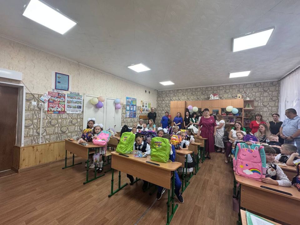 В школах Славяносербии прошли вручения канцелярских наборов В школах Славяносербии прошли вручения канцелярских наборов