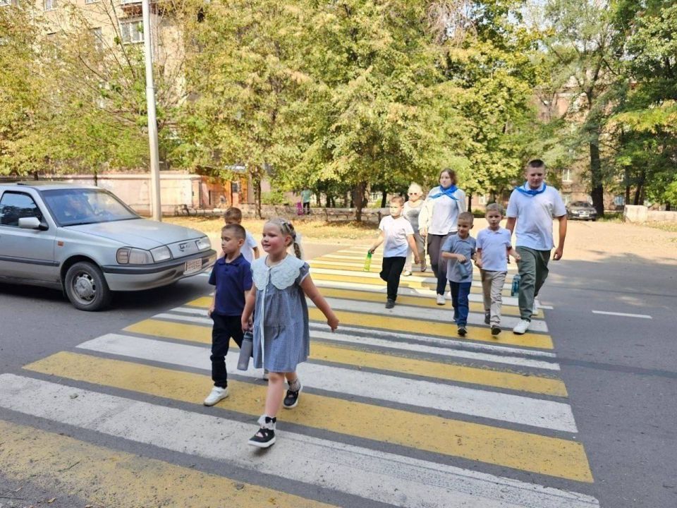 «Безопасный маршрут»: как первоклашки из Алчевска учились дружить с «зеброй» «Безопасный маршрут»: как первоклашки из Алчевска учились дружить с «зеброй»
