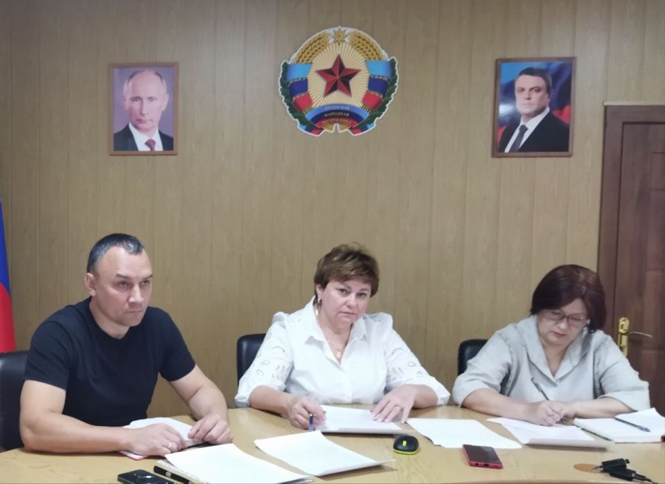 Сегодня в Администрации городского округа прошло заседание Штаба по вопросам восстановлению социально-значимых объектов на территории ЛНР Сегодня в Администрации городского округа прошло заседание Штаба по вопросам восстановлению социально-значимых объектов на территории ЛНР