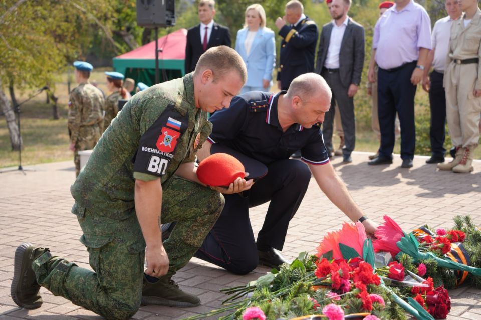 Утром 2 сентября депутаты Совета городского округа город Алчевск возложили цветы к памятникам и мемориалам Великой Отечественной войны в память о великом событии - 82-й годовщине освобождения города от немецко-фашистских... Утром 2 сентября депутаты Совета городского округа город Алчевск возложили цветы к памятникам и мемориалам Великой Отечественной войны в память о великом событии - 82-й годовщине освобождения города от немецко-фашистских...