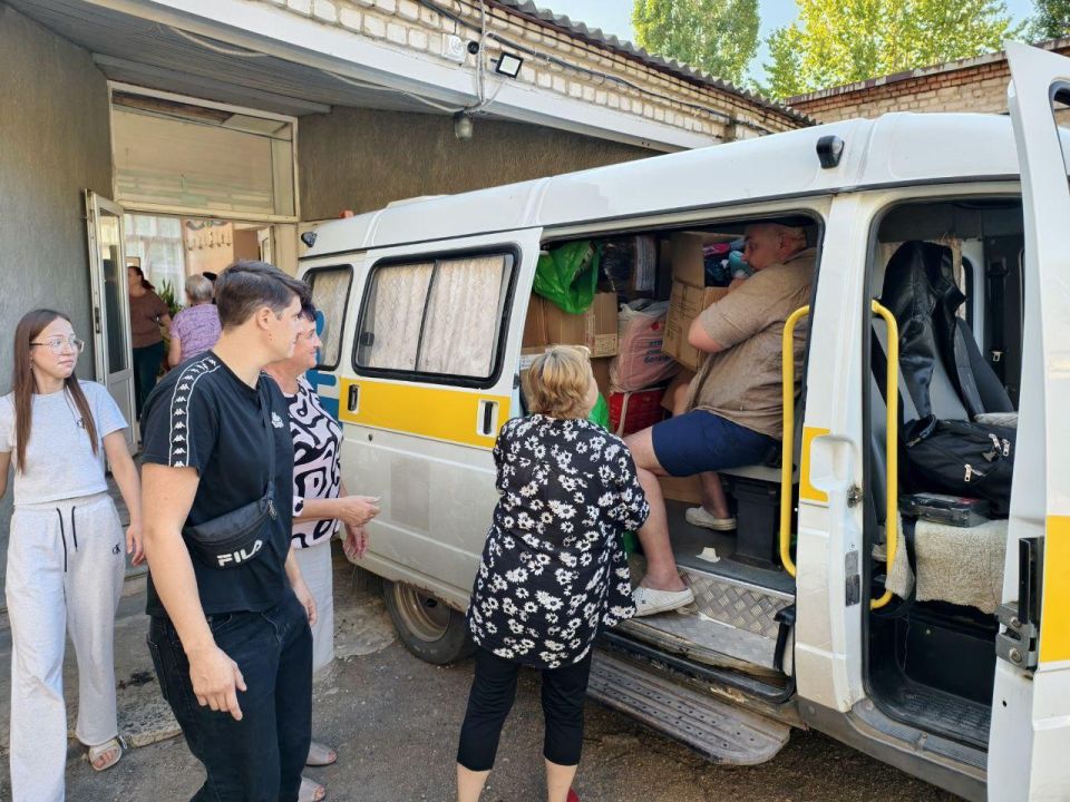 От Ульяновской области в рамках акции "Помоги собраться в школу" школьникам из Лутугинского муниципального округа передали канцелярские принадлежности, ученические рюкзаки, наборы для первоклассников, школьную форму на общую... От Ульяновской области в рамках акции "Помоги собраться в школу" школьникам из Лутугинского муниципального округа передали канцелярские принадлежности, ученические рюкзаки, наборы для первоклассников, школьную форму на общую...