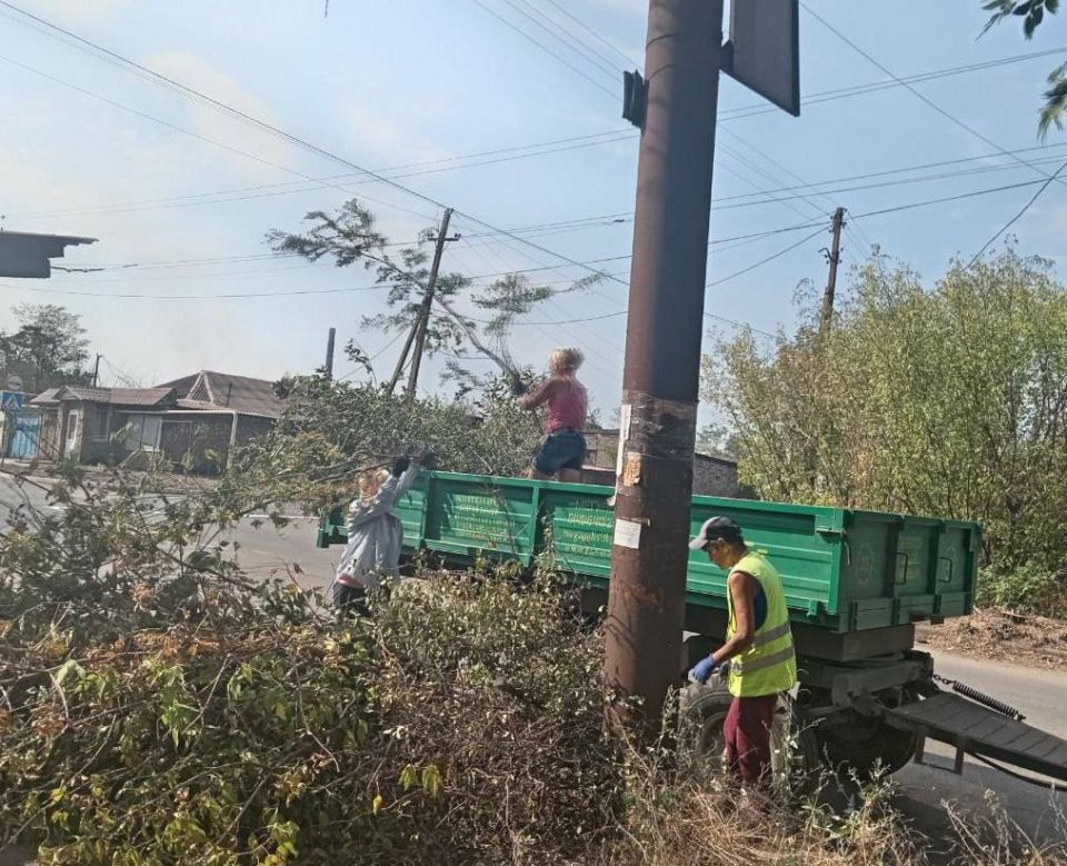 Коммунальные службы проводят работы на территории города Коммунальные службы проводят работы на территории города