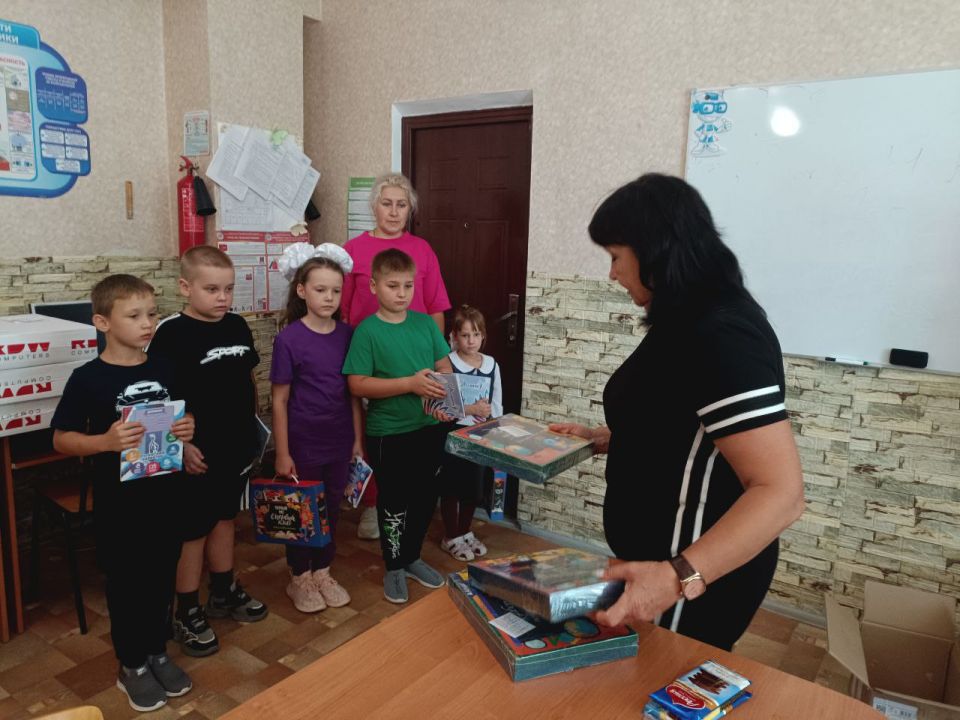 В школах Славяносербии прошли вручения канцелярских наборов В школах Славяносербии прошли вручения канцелярских наборов