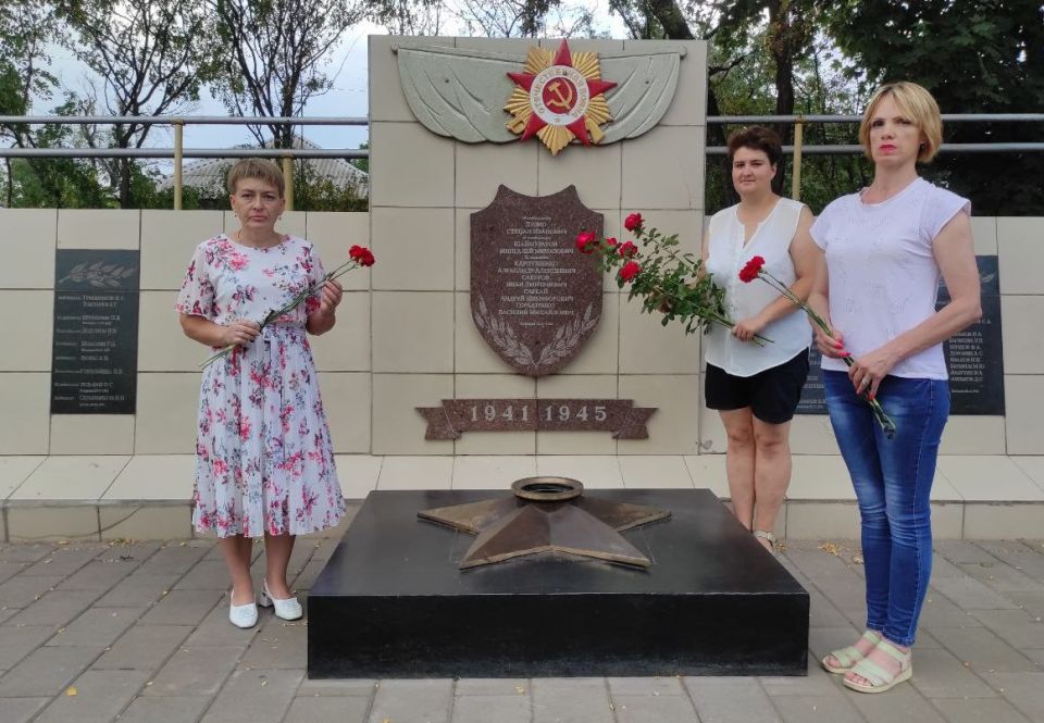 Сегодня, в день 82-й годовщины освобождения города Петровское от немецко-фашистских захватчиков, у Братской могилы советских воинов, среди которых похоронен генерал-майор Шаймуратов М.М., состоялась церемония возложения... Сегодня, в день 82-й годовщины освобождения города Петровское от немецко-фашистских захватчиков, у Братской могилы советских воинов, среди которых похоронен генерал-майор Шаймуратов М.М., состоялась церемония возложения...